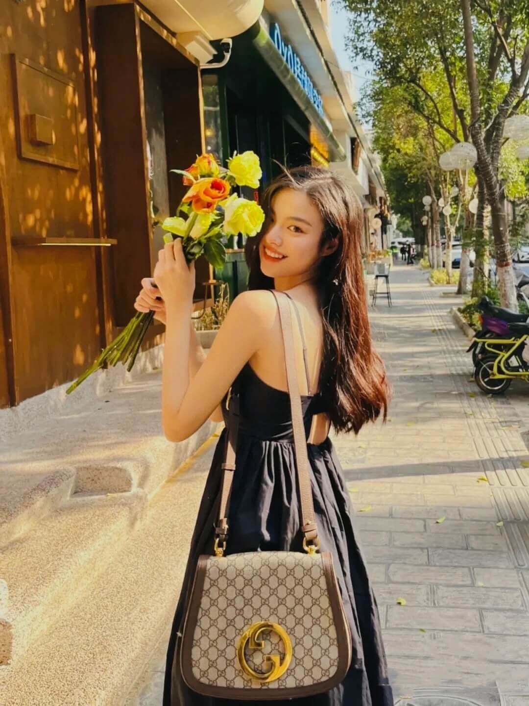 Gucci Blondie Medium Shoulder Bag With Round Interlocking G 699210