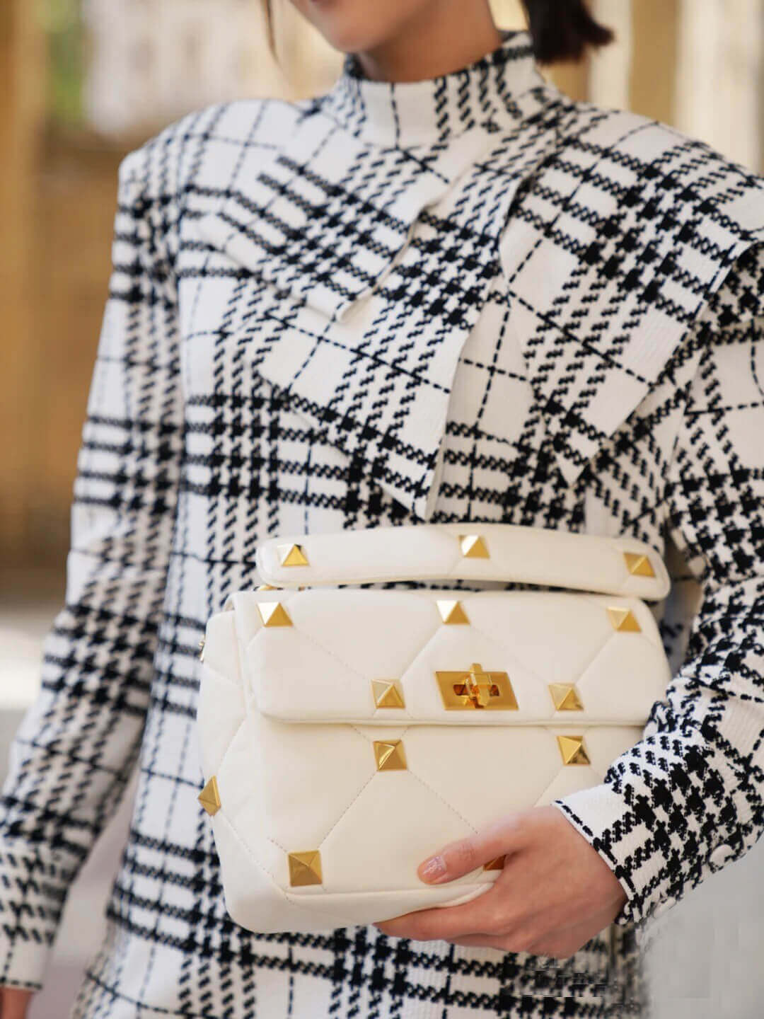 Valentino Roman Stud The Shoulder Bag In Nappa With Chain 1189S