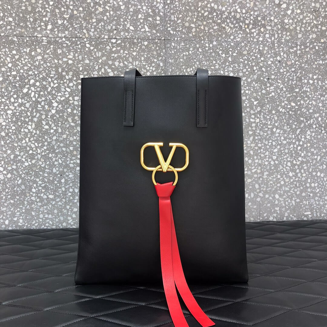 Valentino Garavani Large NS V-Ring Shopper A0073