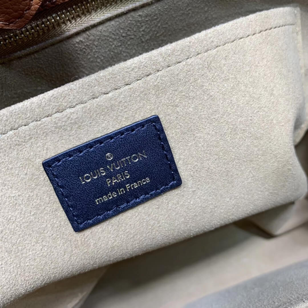 Louis Vuitton On My Side M53823