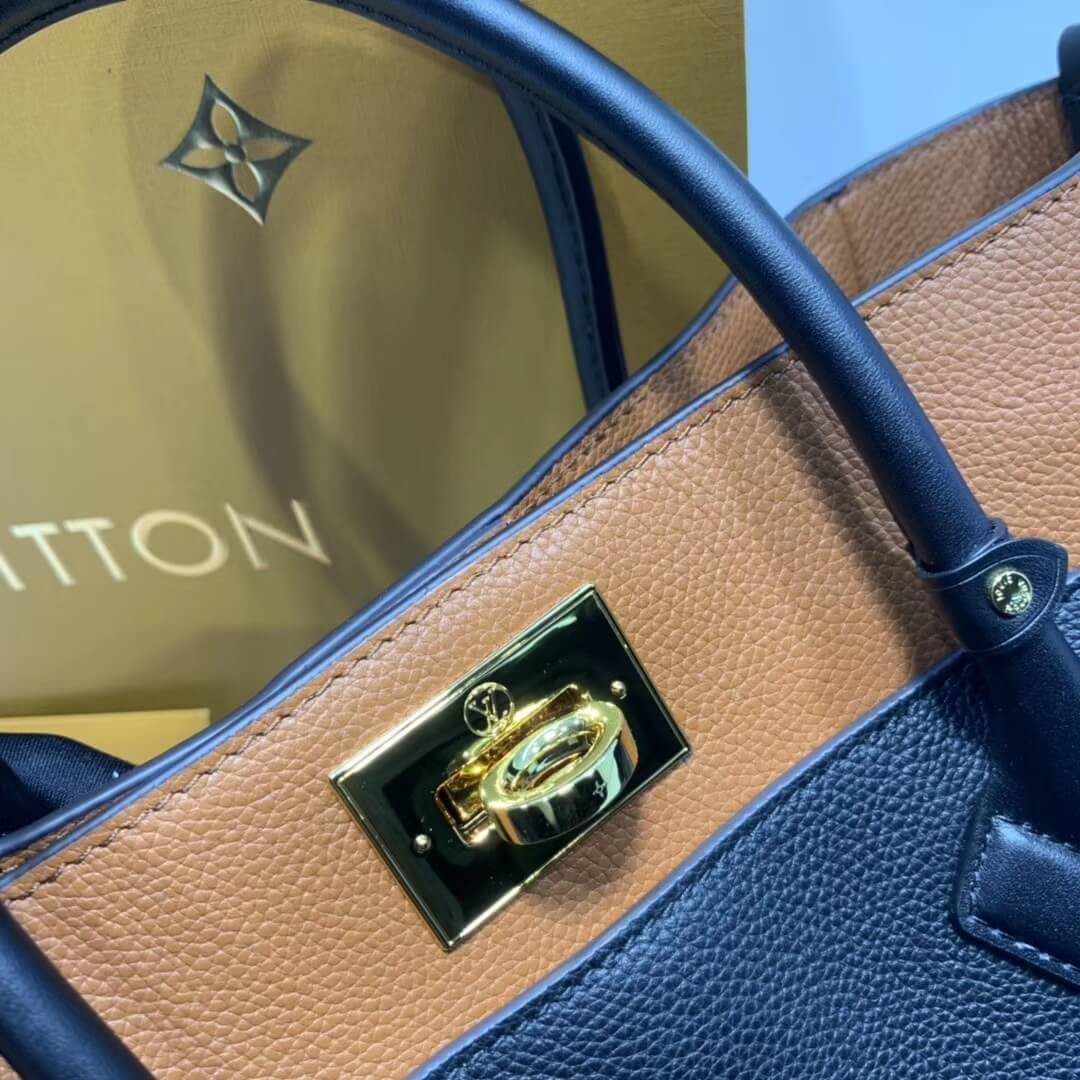 Louis Vuitton On My Side M53823