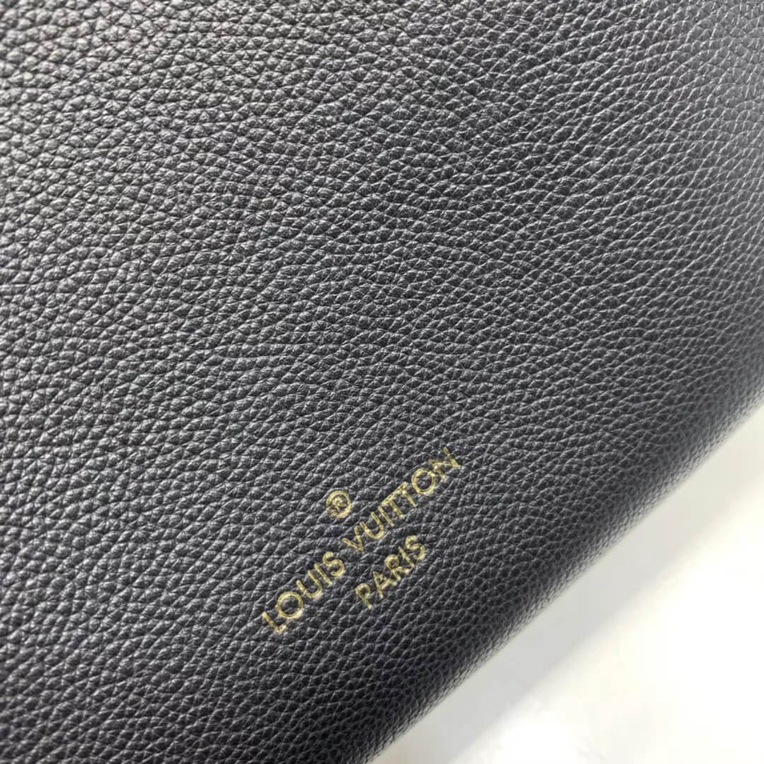 Louis Vuitton On My Side M53823