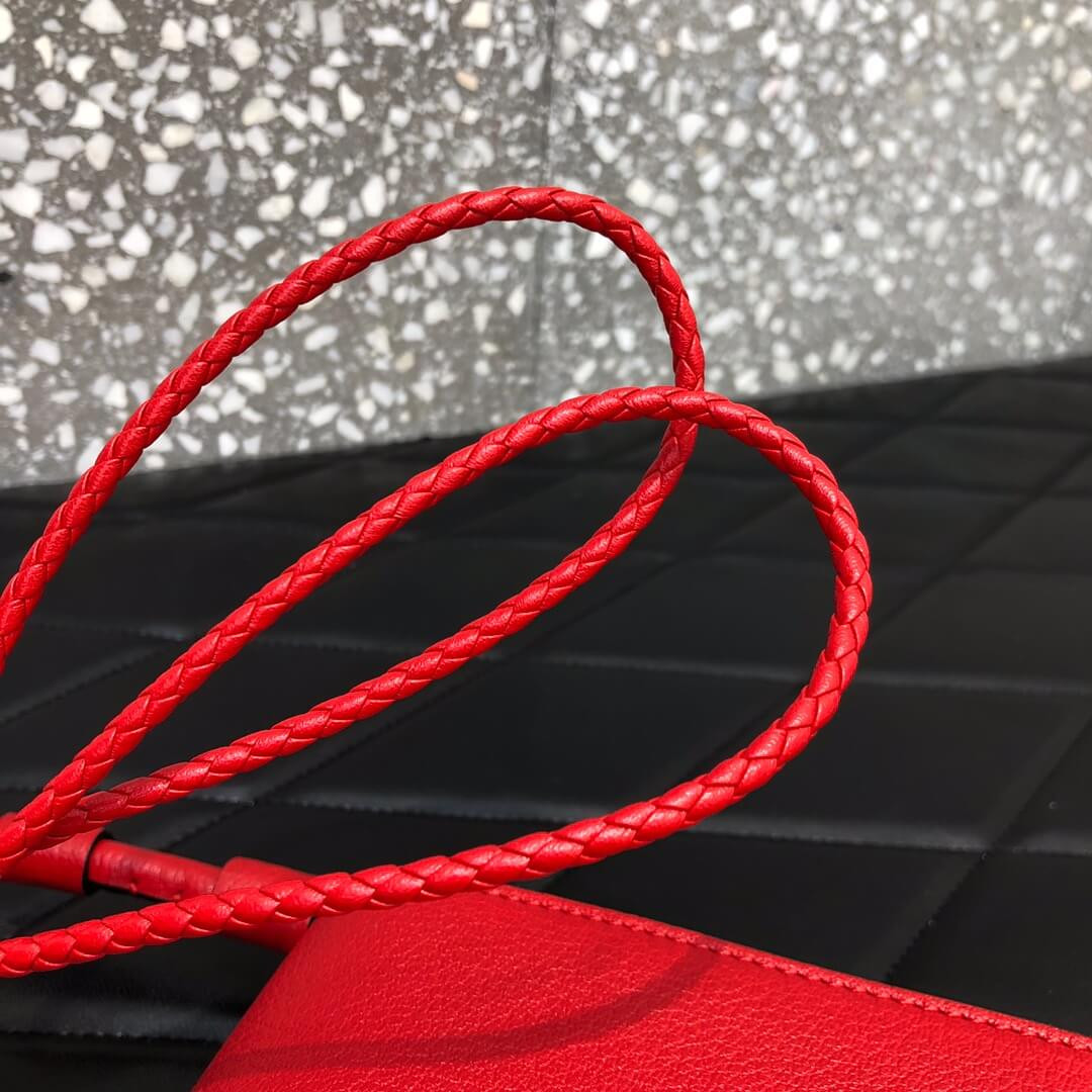 Valentino Garavani Small Vring Crossbody Bag 0910