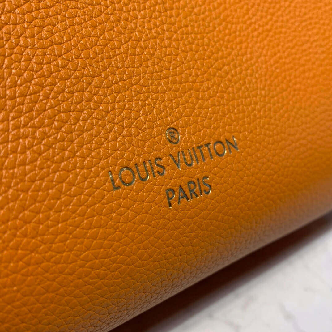 Louis Vuitton On My Side M56077