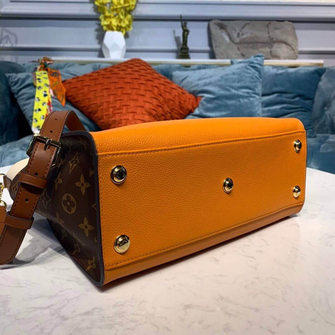 Louis Vuitton On My Side M56077