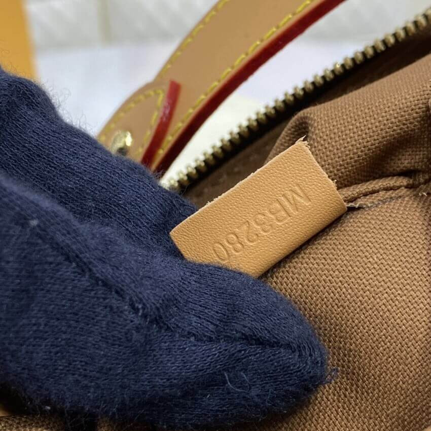 Louis Vuitton Tulum GM Shoulder Bag M40075