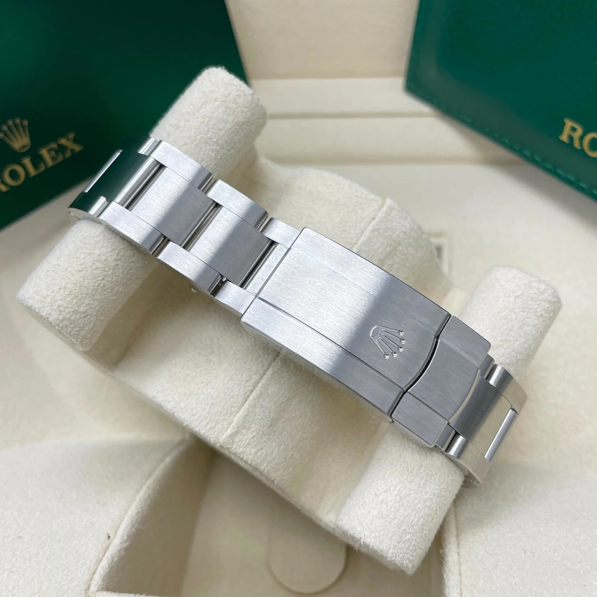 Rolex Oyster Perpetual 41mm 124300-0005 Green Index Dial & Smooth Bezel Oyster Bracelet Men’s Watch