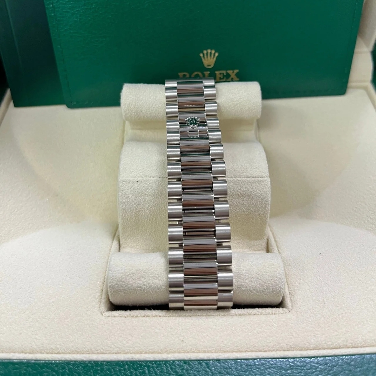 Rolex  Day-Date 228236-0026 Mother Of Pearl Diamonds Dial