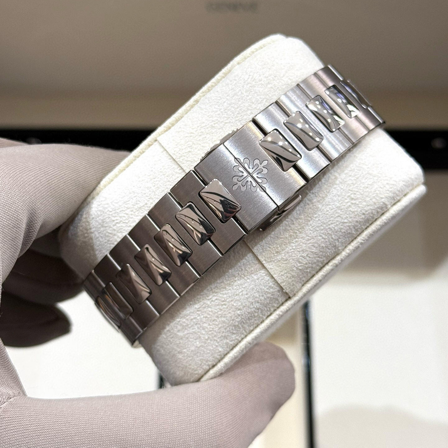 Patek Philippe Nautilus White Gold Watch 5811/1G-001 5811/1G