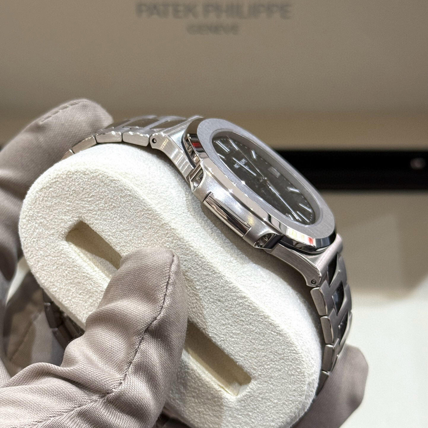 Patek Philippe Nautilus White Gold Watch 5811/1G-001 5811/1G