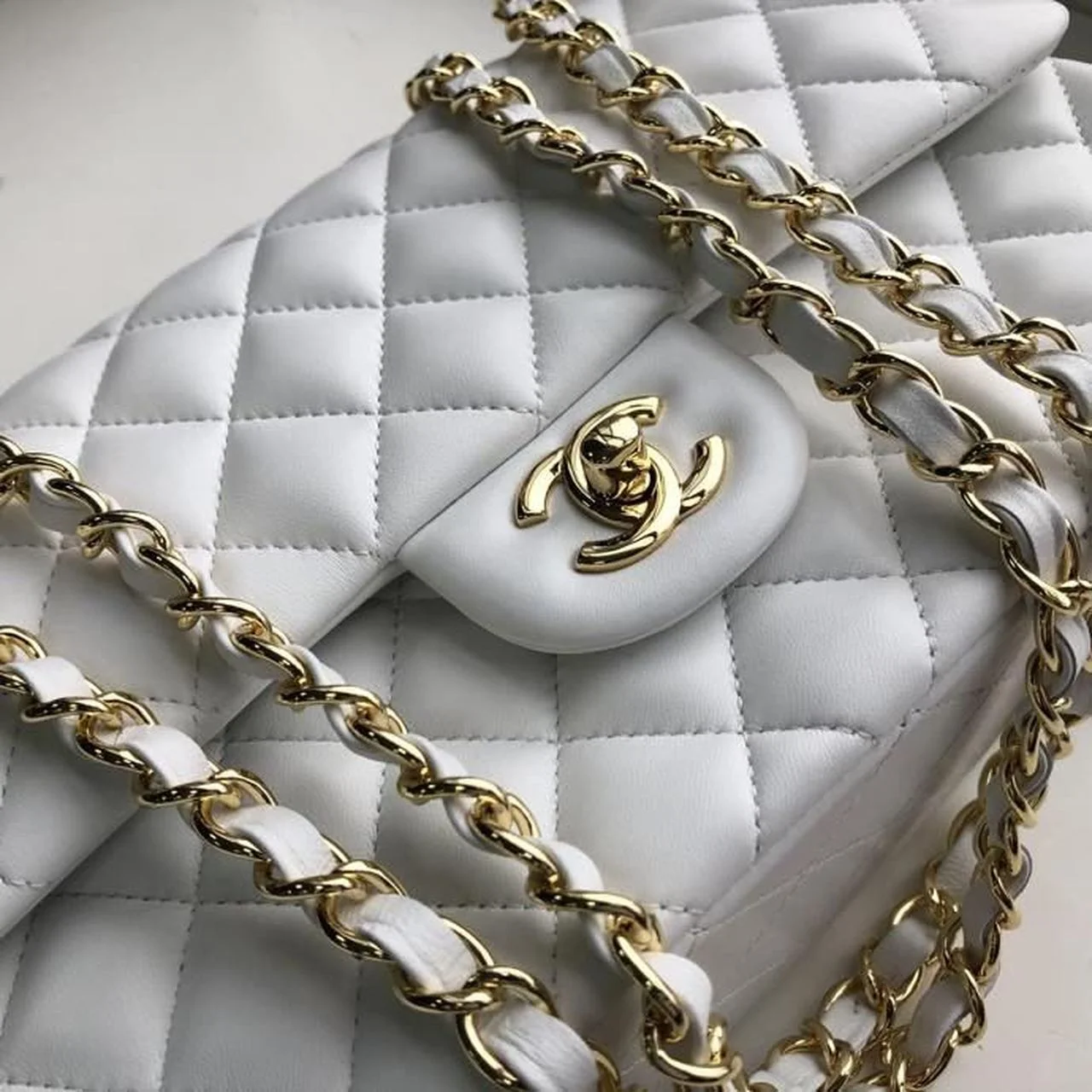 Chanel Classic Handbag Gold Toned Hardware WhiteFor Women, Women’s Bags, Shoulder And Crossbody Bags 10.2in/26cm A01112