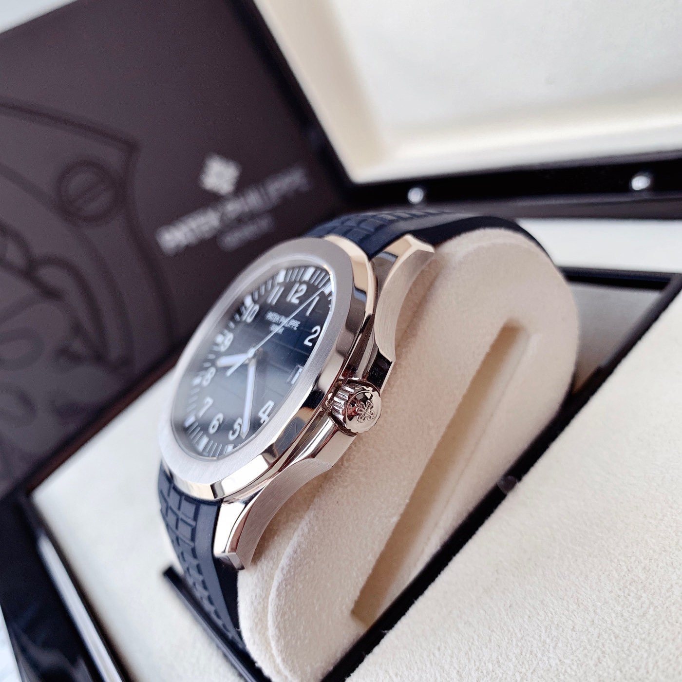 Patek Philippe Aquanaut Blue Dial 18K White Gold Men's Watch 5168G-001