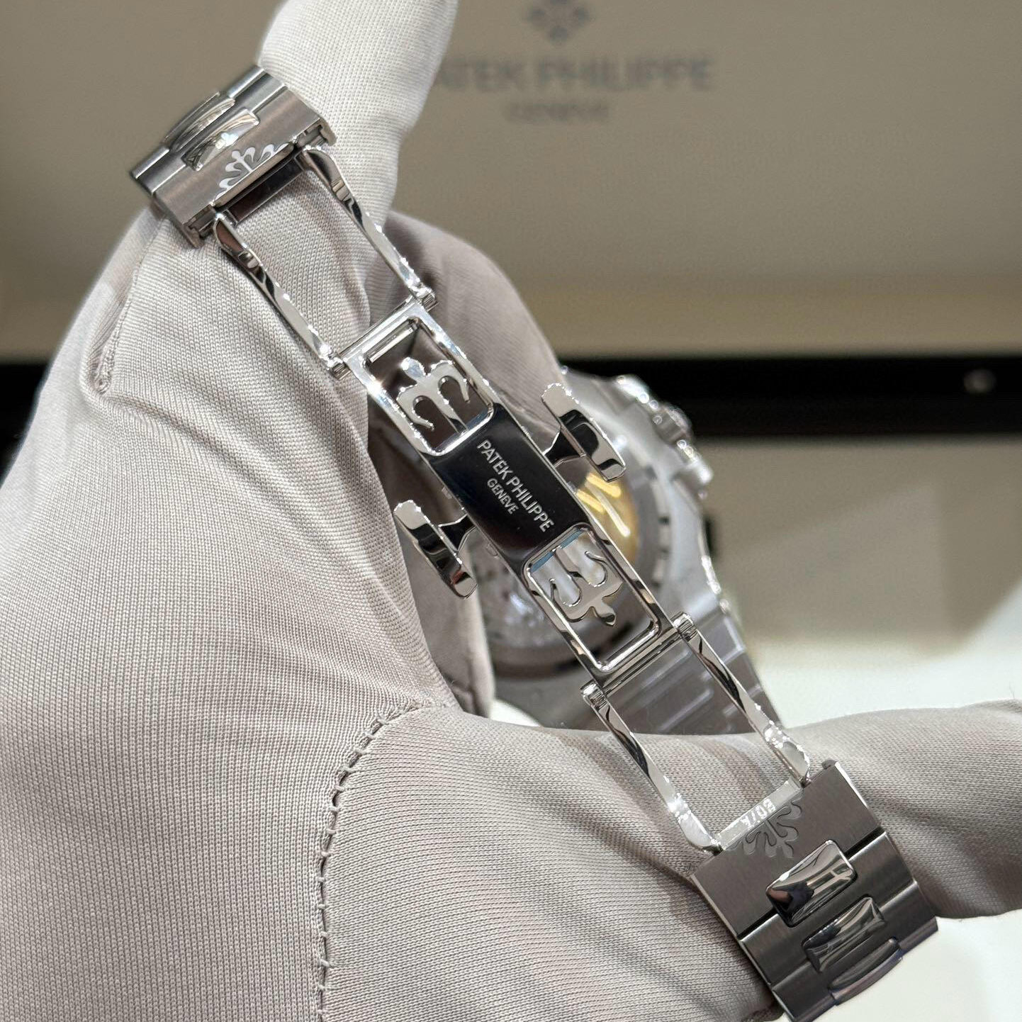 Patek Philippe Nautilus White Gold Watch 5811/1G-001 5811/1G
