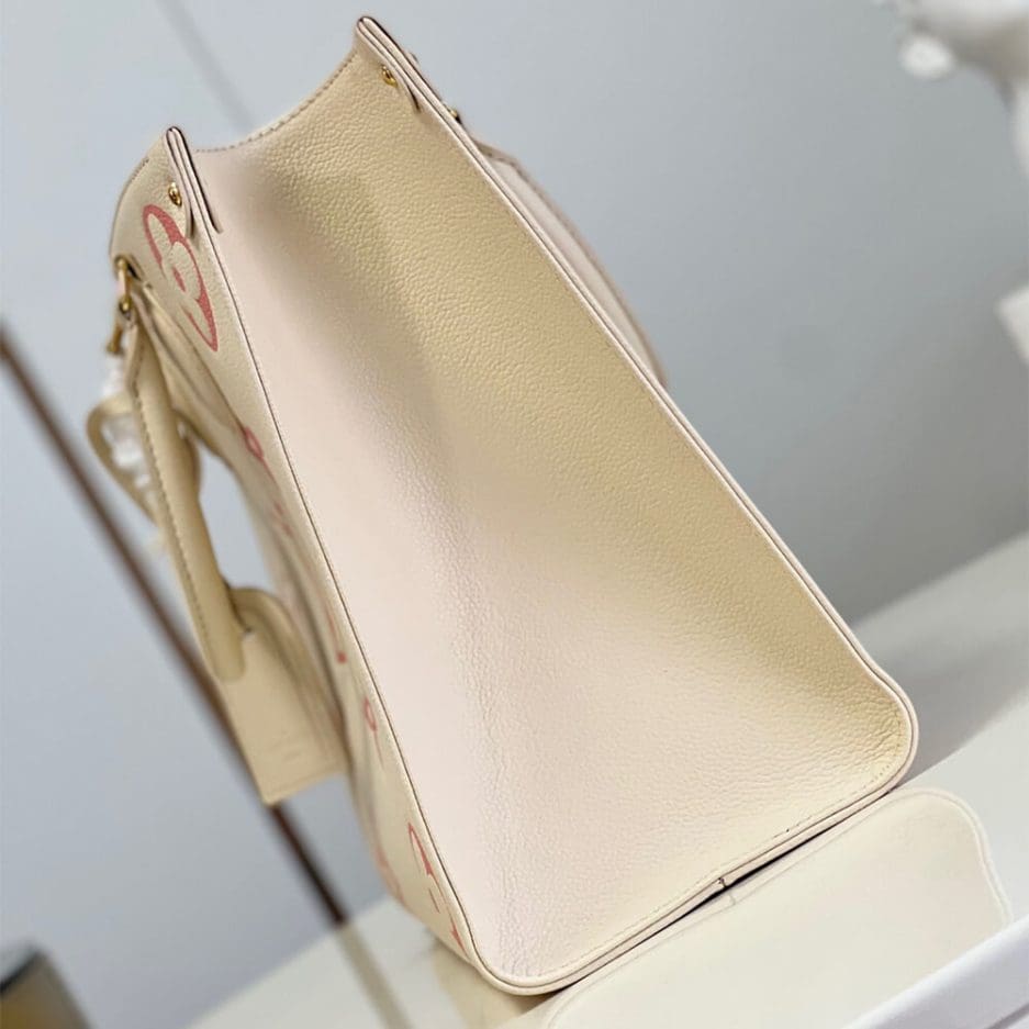 Louis Vuitton OnTheGo MM M21575