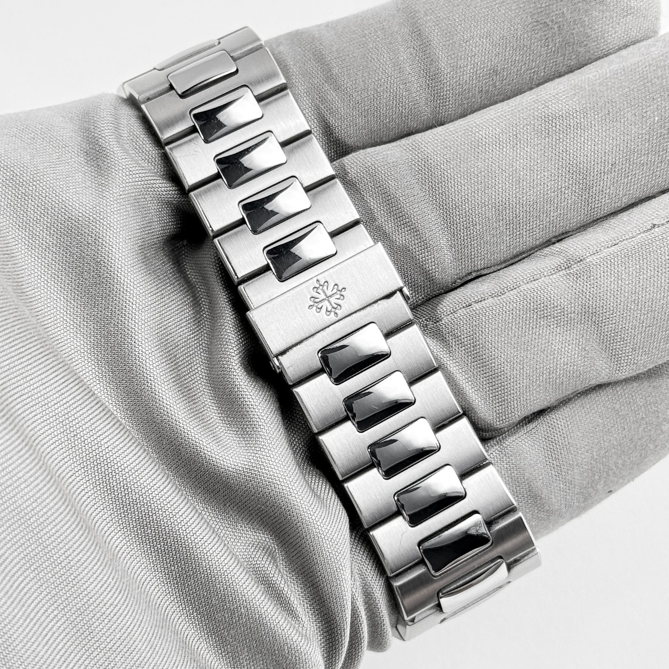 Patek Philippe Nautilus Silvery White Dial Stainless Steel Mens Watch 5711-1A-011