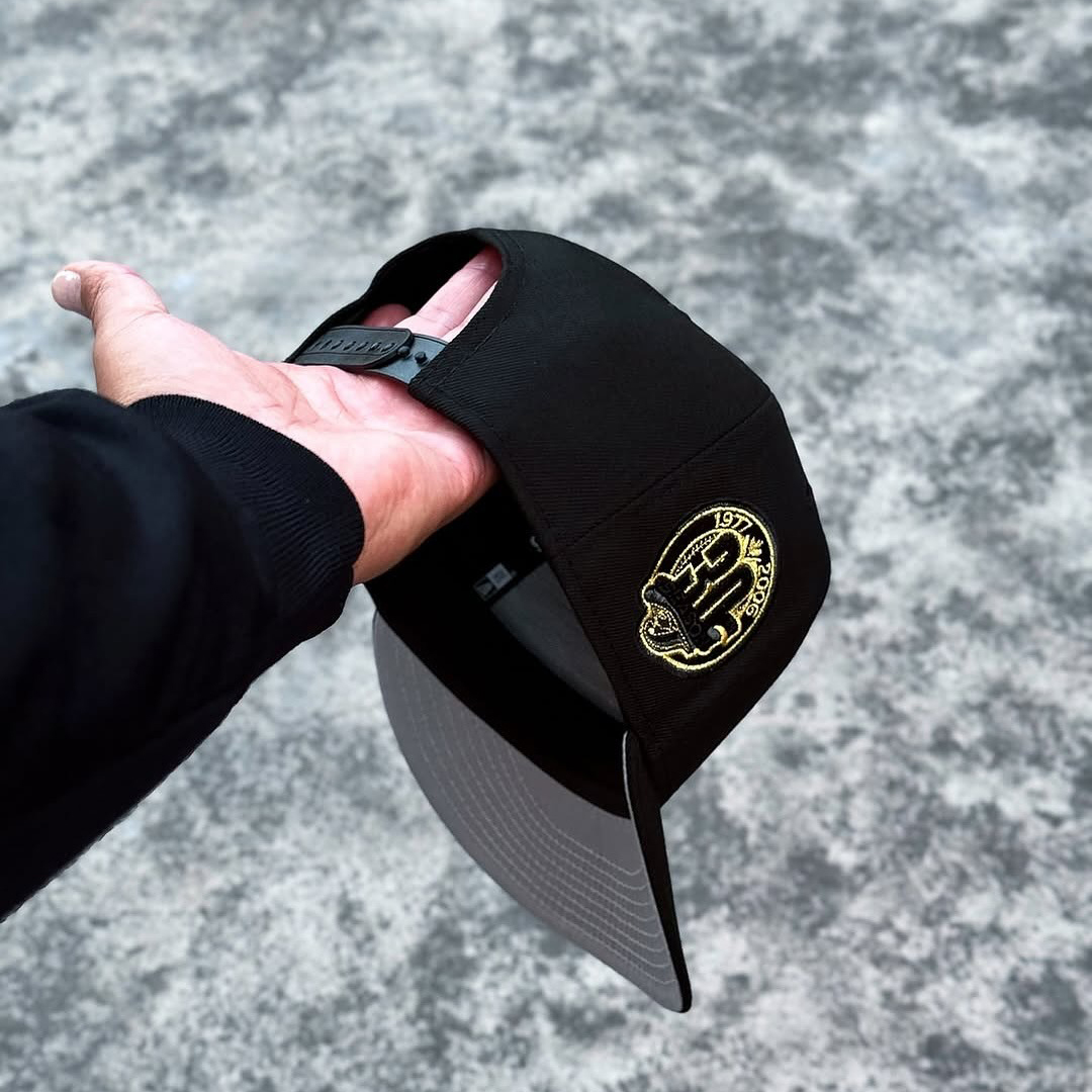 NEW ERA BLACK TORONTO BLUE JAYS GRAY BOTTOM EMBROIDERED CASUAL BASEBALL CAP