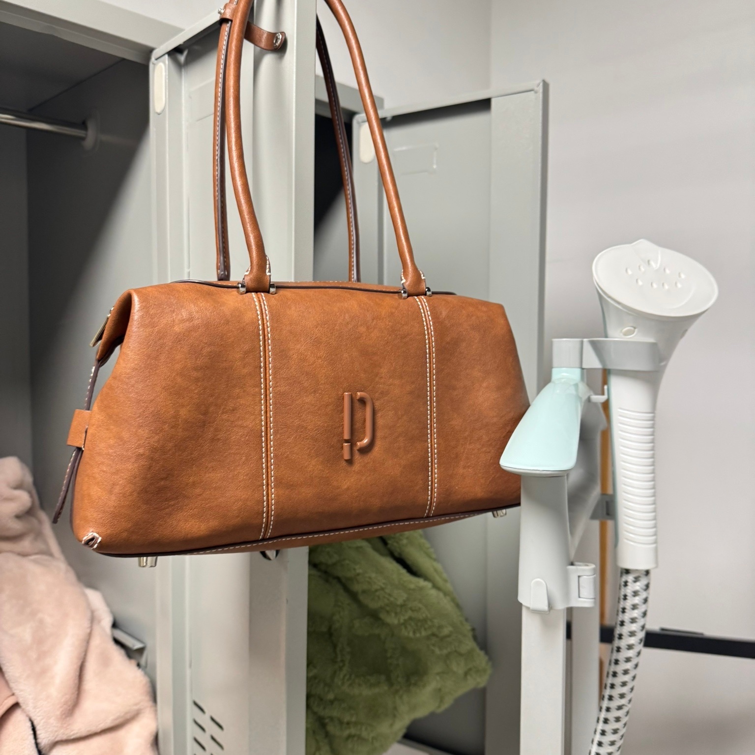 Clown bowling bag, tanned leather, oil wax, long handle, hand-held armpit bag, baguette, super popular Boston bag