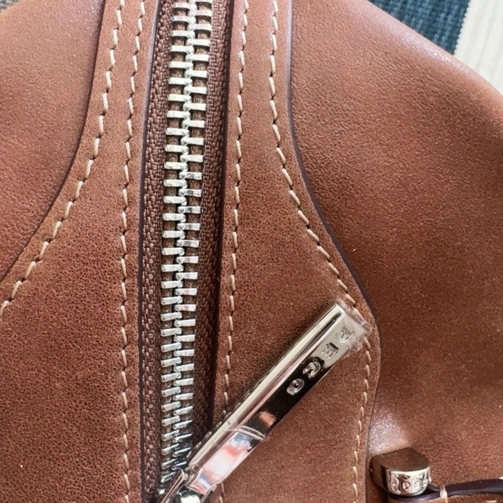 Clown bowling bag, tanned leather, oil wax, long handle, hand-held armpit bag, baguette, super popular Boston bag