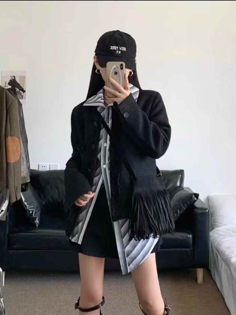 AyLALy  Paired with a leather jacket, it exudes a spicy and feminine vibe. The Western cowboy style is fashionable and retro, and the top layer cowhide women's bag is a popular fashion trend in Suzhou ✨