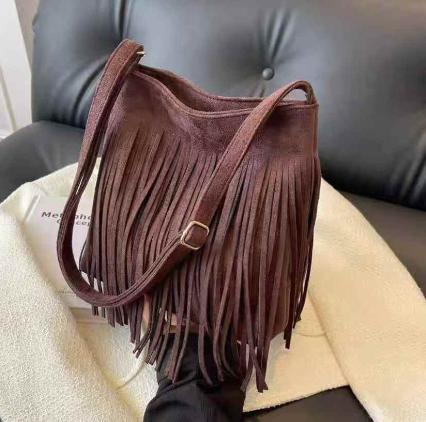 AyLALy  Paired with a leather jacket, it exudes a spicy and feminine vibe. The Western cowboy style is fashionable and retro, and the top layer cowhide women's bag is a popular fashion trend in Suzhou ✨