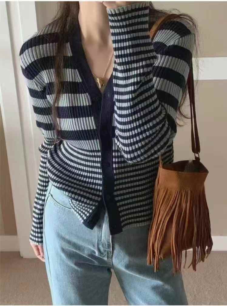 AyLALy  Paired with a leather jacket, it exudes a spicy and feminine vibe. The Western cowboy style is fashionable and retro, and the top layer cowhide women's bag is a popular fashion trend in Suzhou ✨