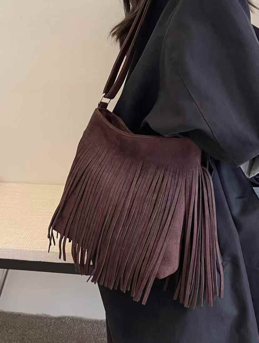 AyLALy  Paired with a leather jacket, it exudes a spicy and feminine vibe. The Western cowboy style is fashionable and retro, and the top layer cowhide women's bag is a popular fashion trend in Suzhou ✨