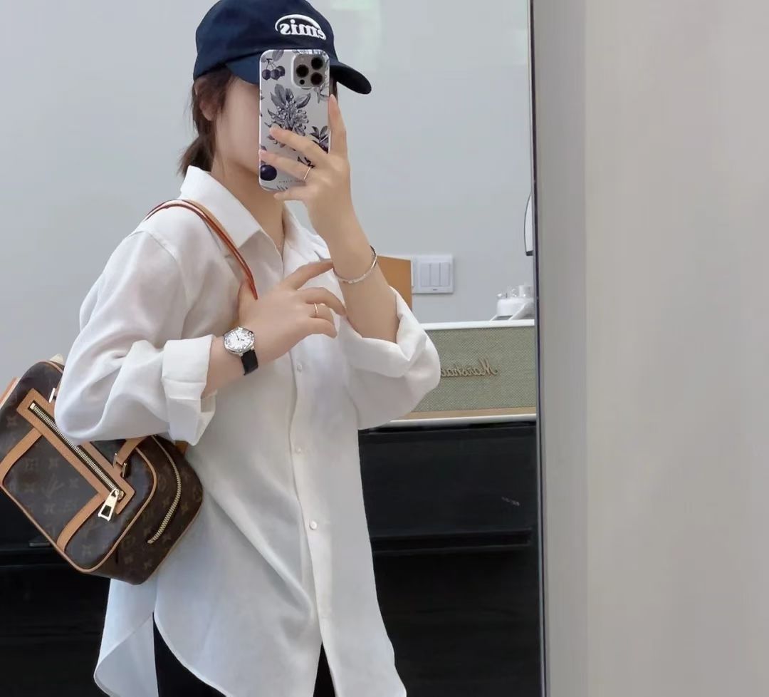 Cite smiled, a bag that looked like a smiling face