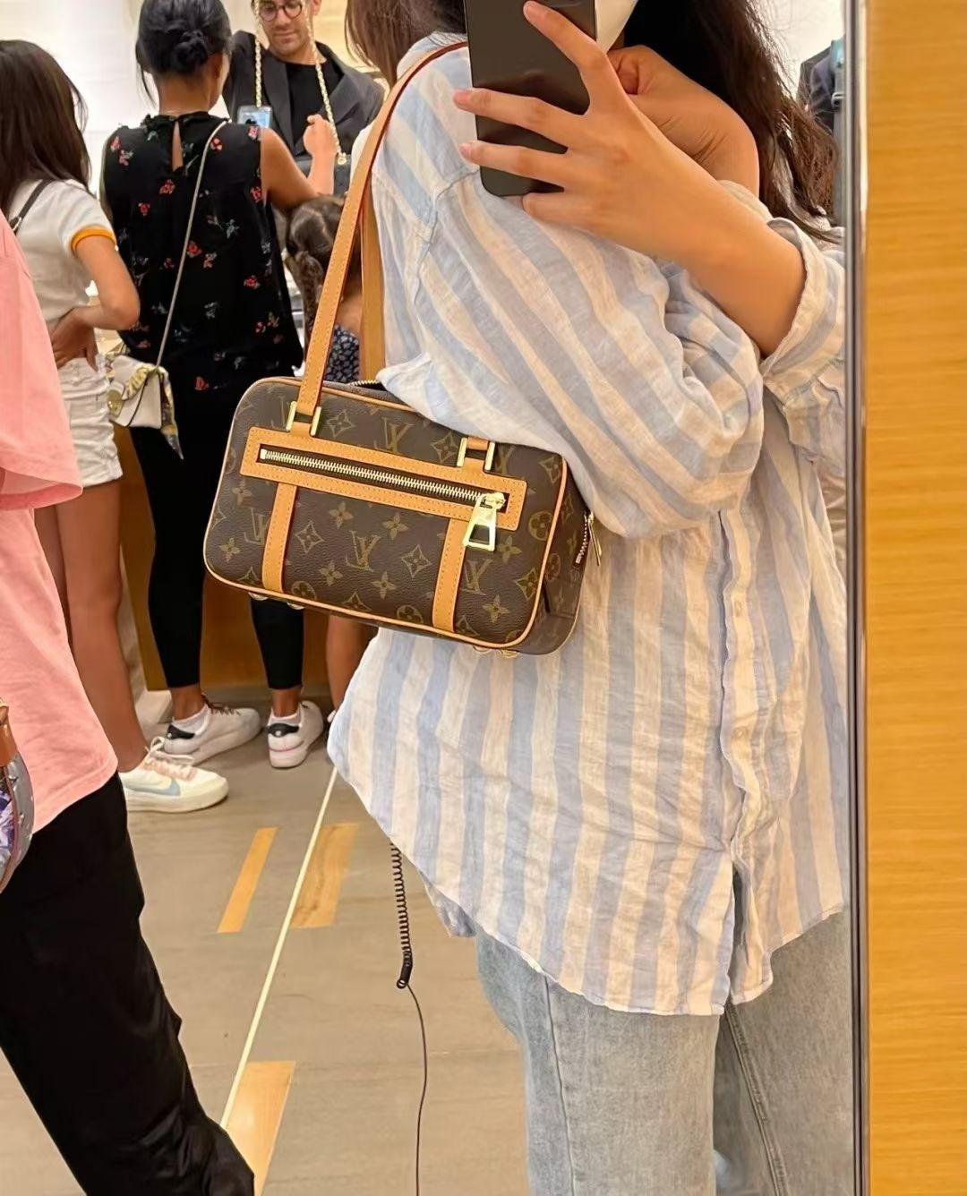 Cite smiled, a bag that looked like a smiling face