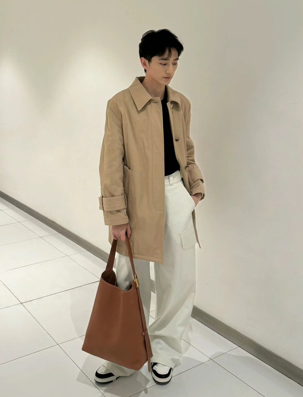 Exclusive live action! This medium-sized handbag features soft cowhide leather outlining elegant lines, paired with suede lining to release a trendy vibe, showcasing the brand's exquisite craftsmanship