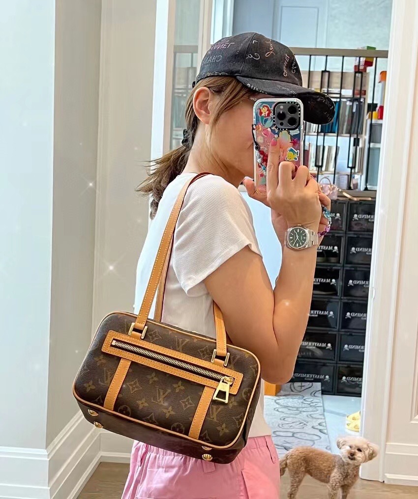 Cite smiled, a bag that looked like a smiling face