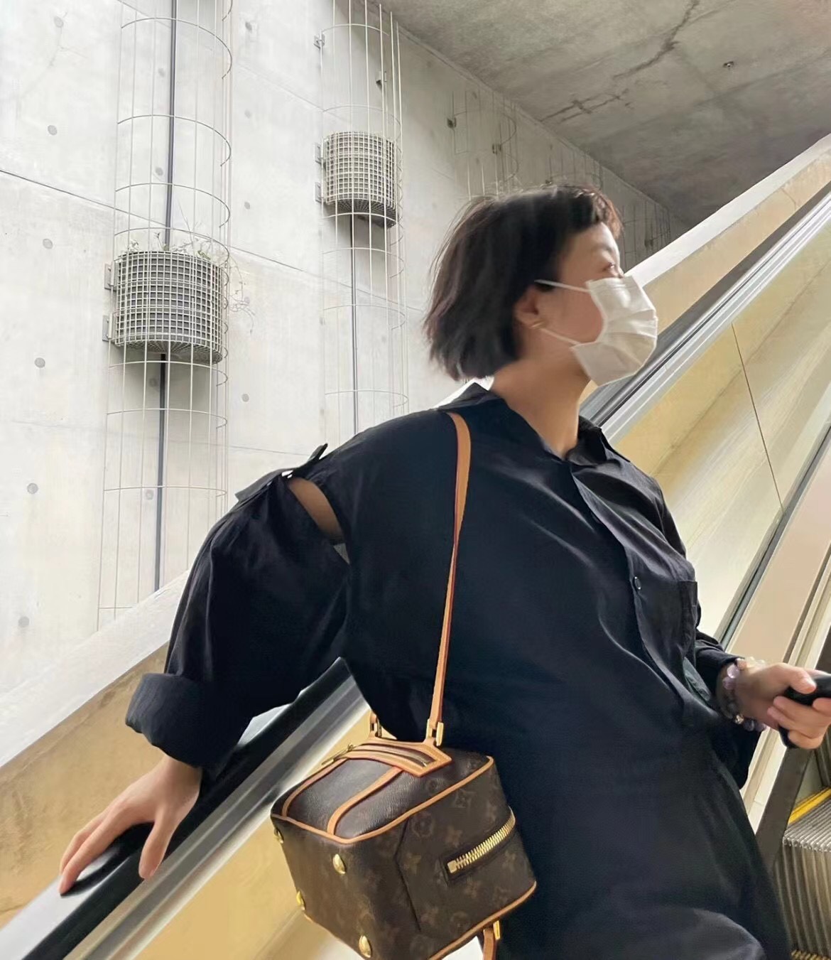 Cite smiled, a bag that looked like a smiling face