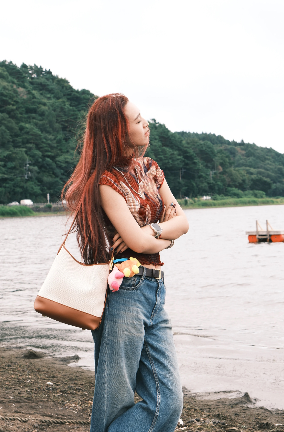 The small handbag is made of smooth cowhide leather with suede cowhide lining, which can accommodate short wallets, large smartphones, keys, and other small items