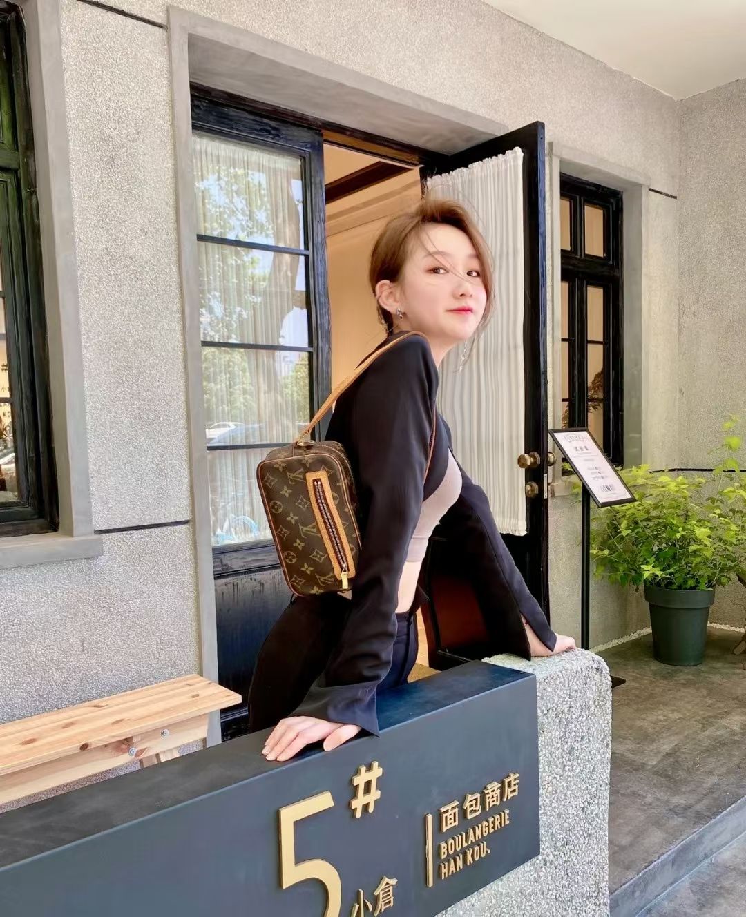 Cite smiled, a bag that looked like a smiling face