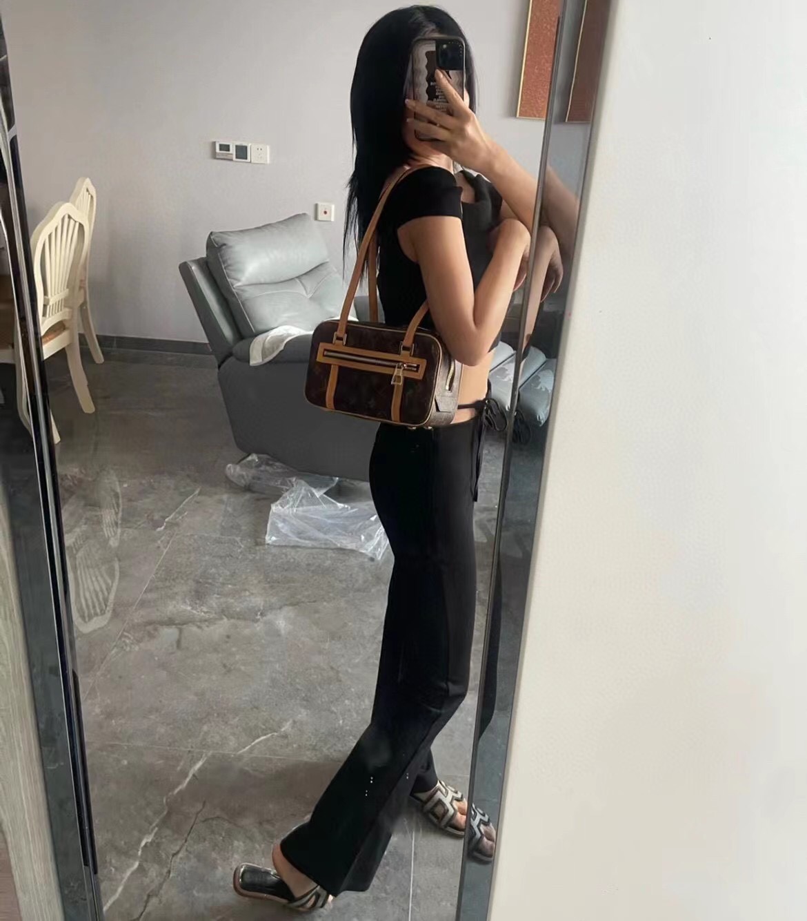 Cite smiled, a bag that looked like a smiling face