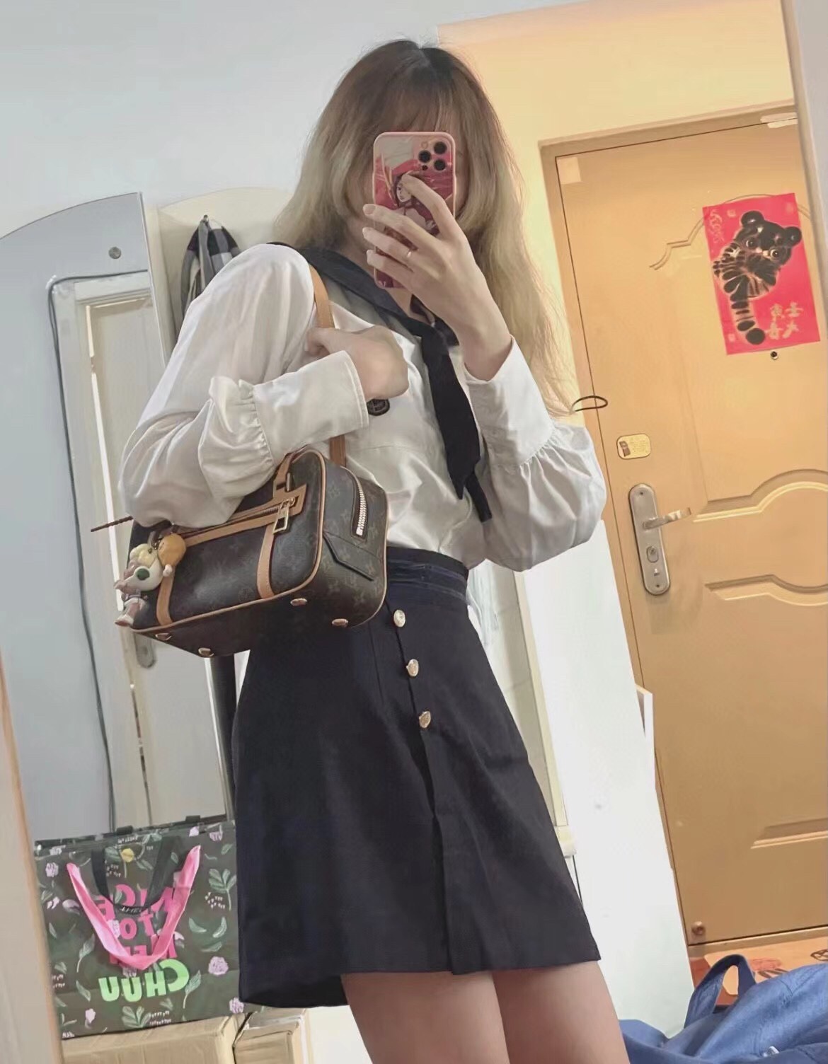 Cite smiled, a bag that looked like a smiling face