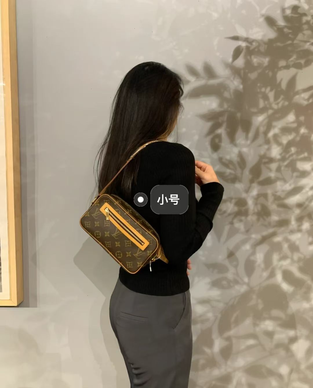 Cite smiled, a bag that looked like a smiling face