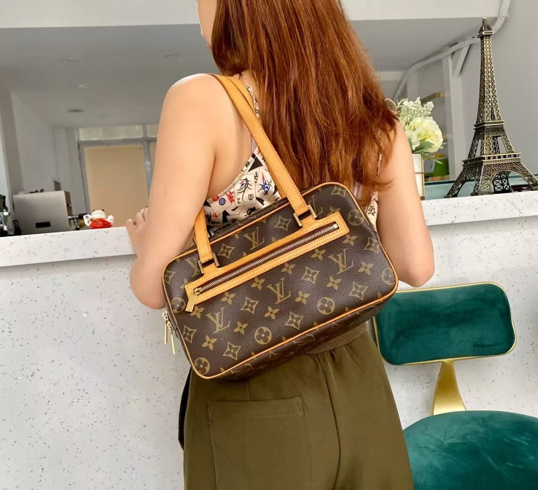 Cite smiled, a bag that looked like a smiling face