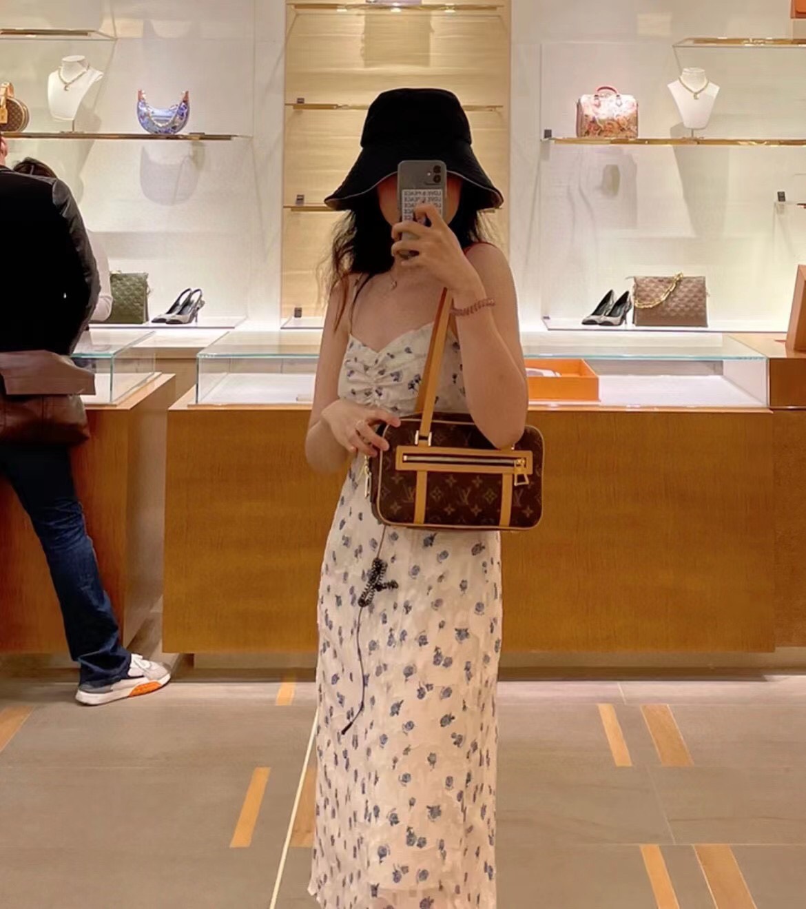 Cite smiled, a bag that looked like a smiling face