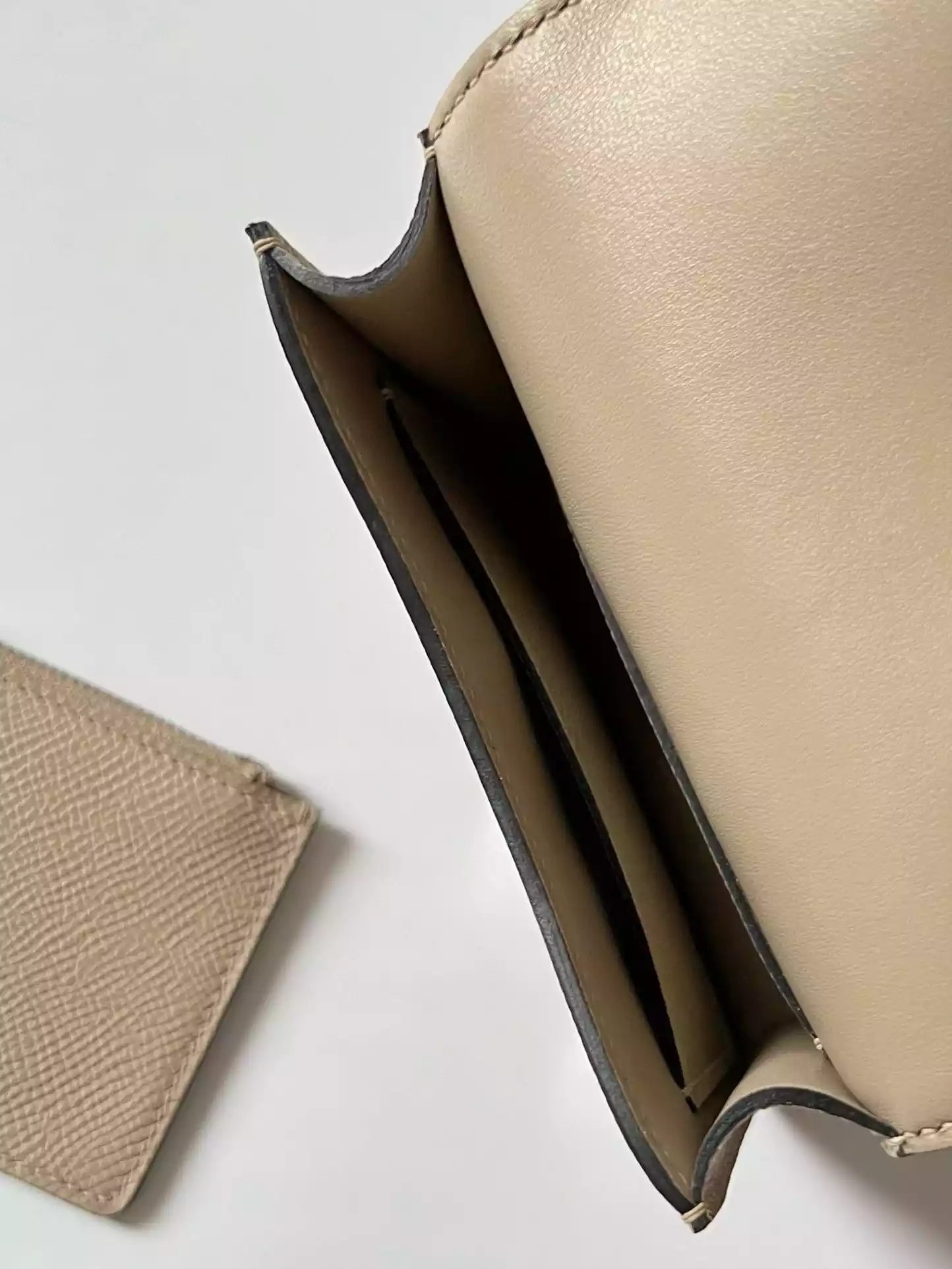 Hermes Constance Slim Wallet in Tourterelle Epsom Calfskin – HW162