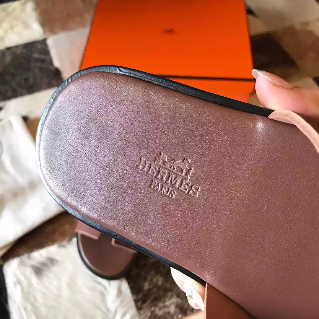 HERMES MEN’S IZMIR SANDALS IN BROWN SWIFT CALFSKIN – HMSD036