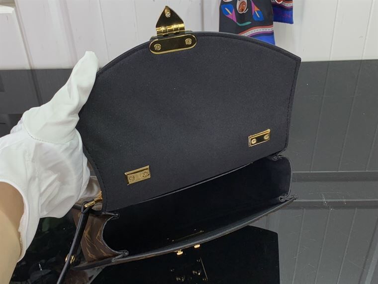 LOUIS VUITTON TILSITT MONOGRAM CANVAS – LW020