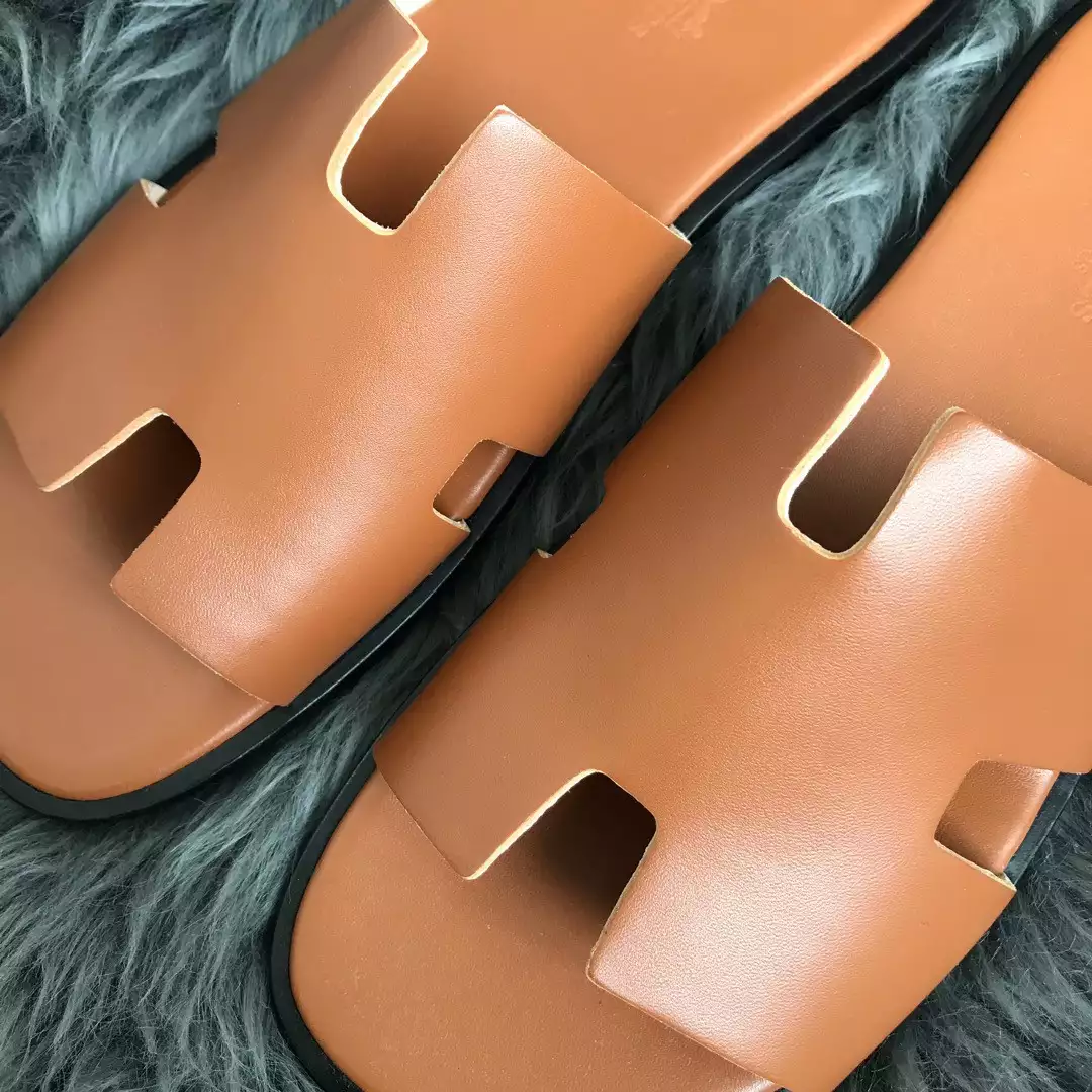 HERMES MEN’S IZMIR SANDALS IN GOLD SWIFT CALFSKIN – HMSD019