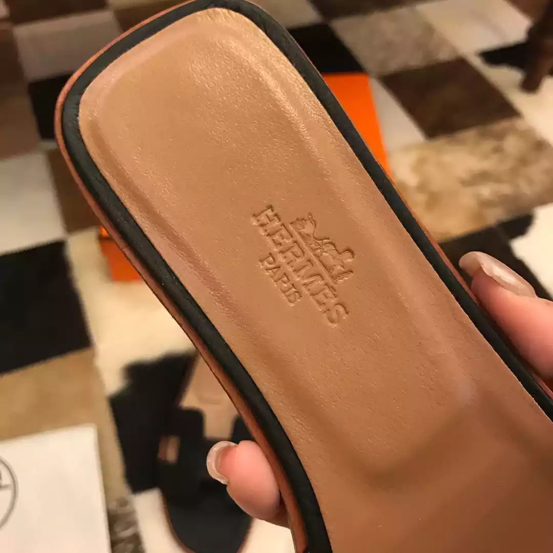 HERMES ORAN SLIDE SANDALS IN BLACK CLEMENCE LEATHER – HMSD104