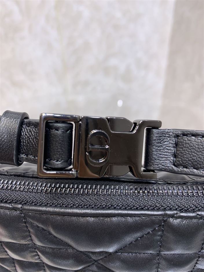 DIOR MEDIUM DIORTRAVEL NOMAD POUCH BLACK MACROCANNAGE CALFSKIN – DOB078