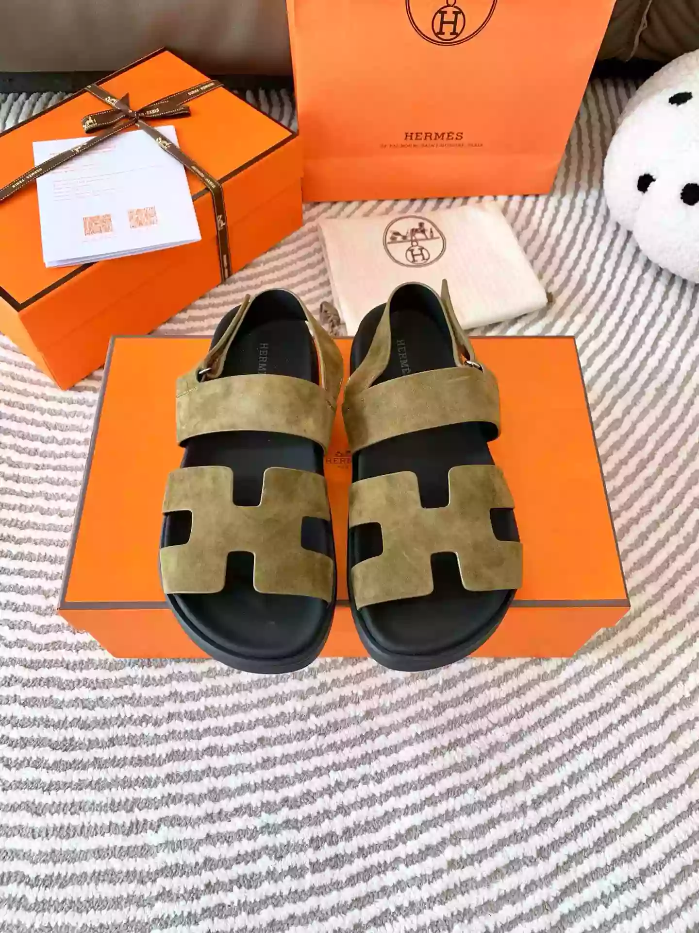 HERMES MEN’S GENIUS SANDALS IN GREEN SUEDE CALFSKIN – HMSD005