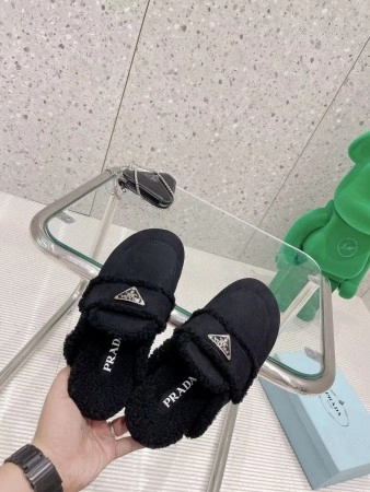 PRADA WOMEN’S SLIPPERS IN BLACK SHEARLING – PSD049