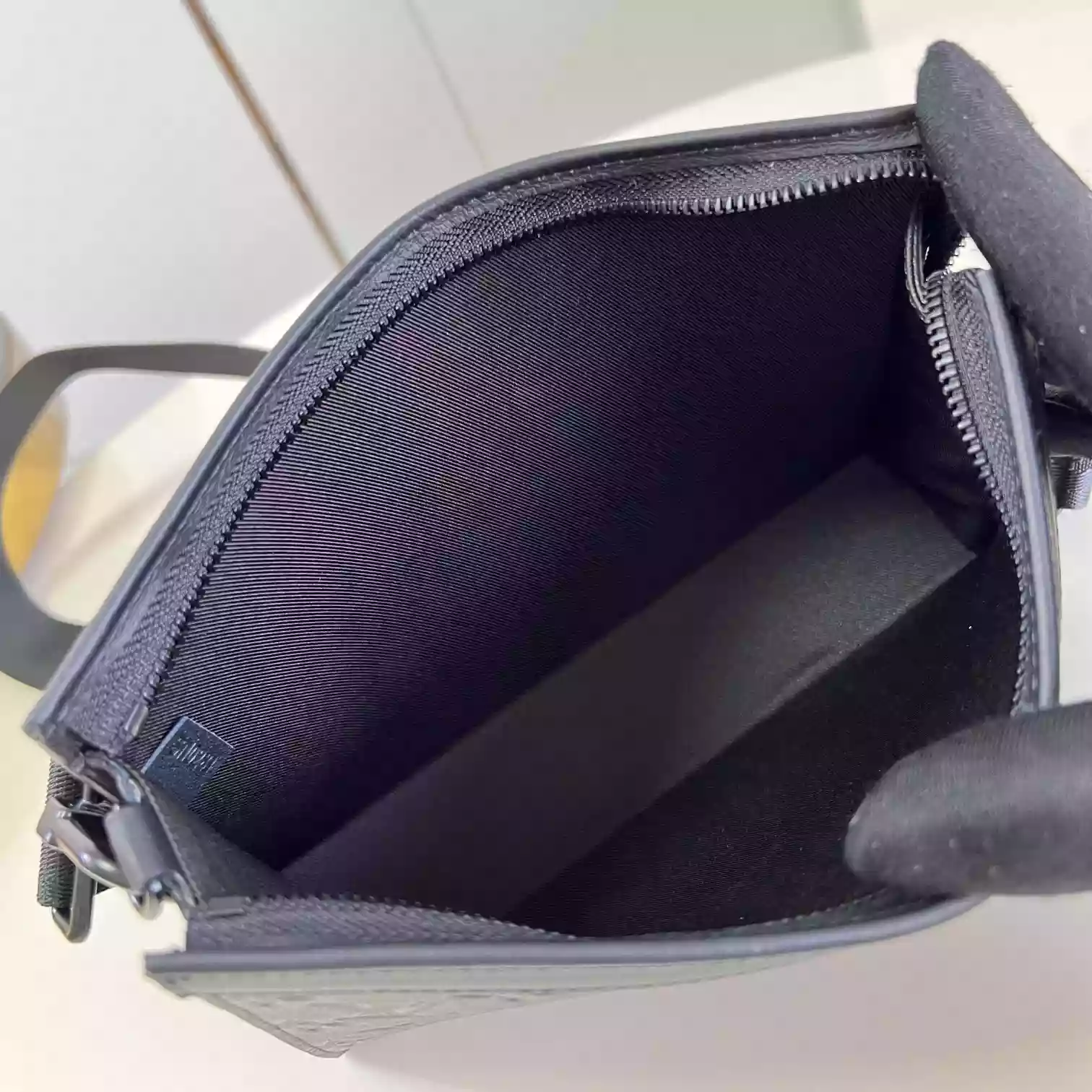 Gaston Wearable Wallet Black M81115 – LW258