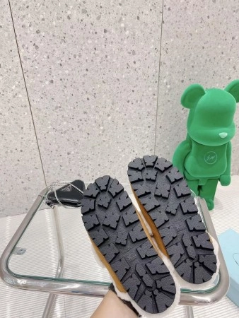 PRADA WOMEN’S SLIPPERS IN TAN SHEARLING – PSD050