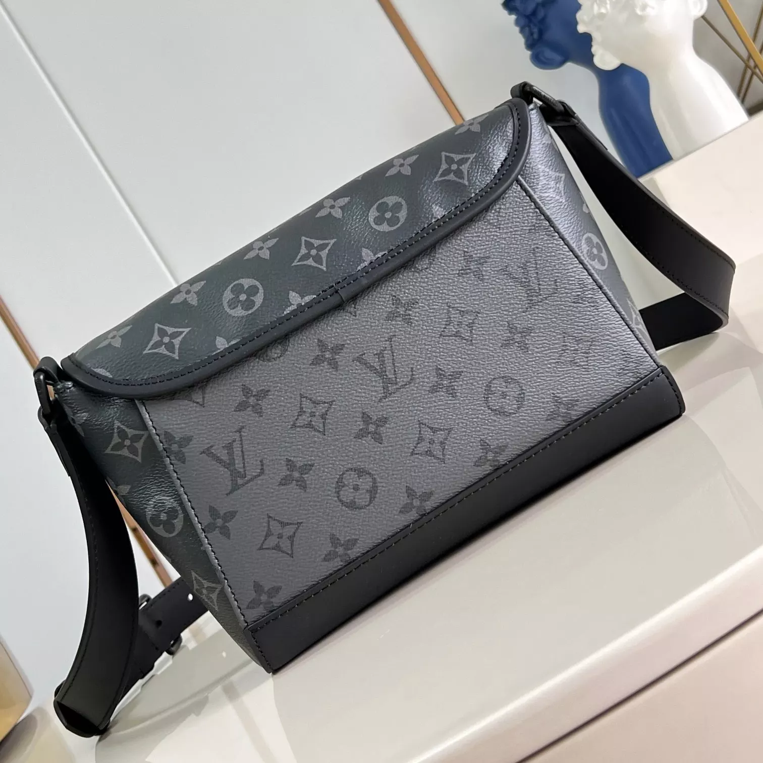 PULSE MESSENGER BAG MONOGRAM ECLIPSE CANVAS M12681 – LW426