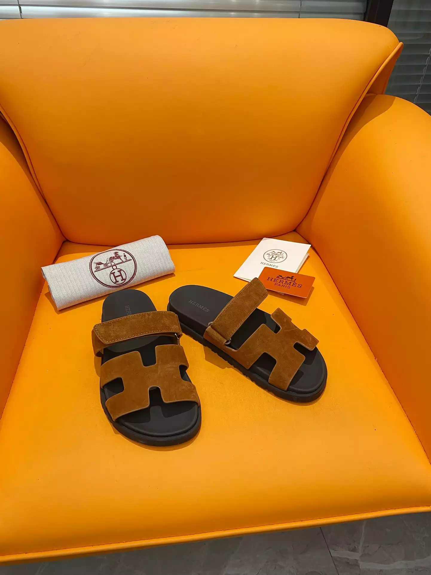 HERMES MEN’S CHYPRE SANDALS IN BROWN SUEDE CALFSKIN – HMSD012